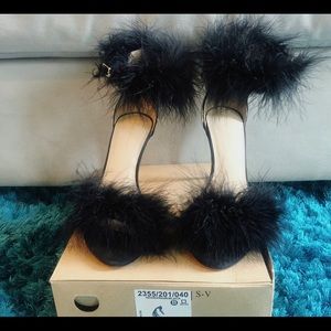 Faux Fur T- Strap heeled sandals